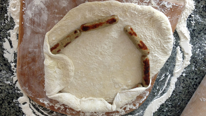Illustration for article titled How To Make Your Own Damn Hot Dog Stuffed Crust Pizza Right Now